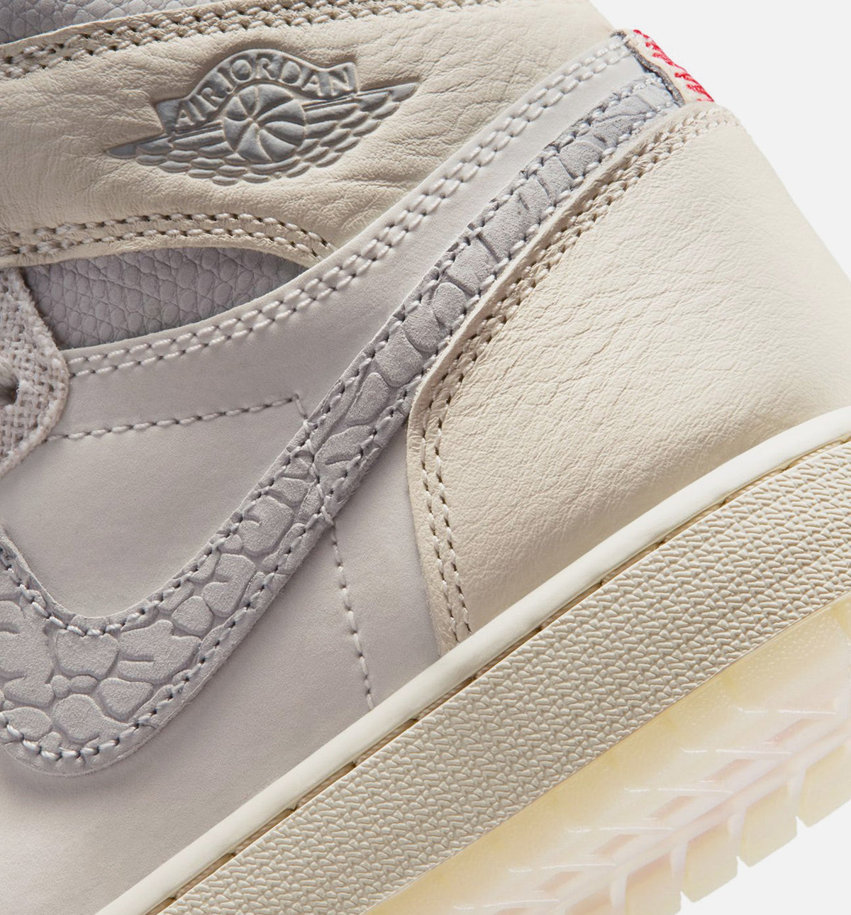 Air Jordan 1 Retro High OG Sail – Grade School Lifestyle Shoe in Sail/University Red/Pale Ivory/Coconut Milk/Phantom