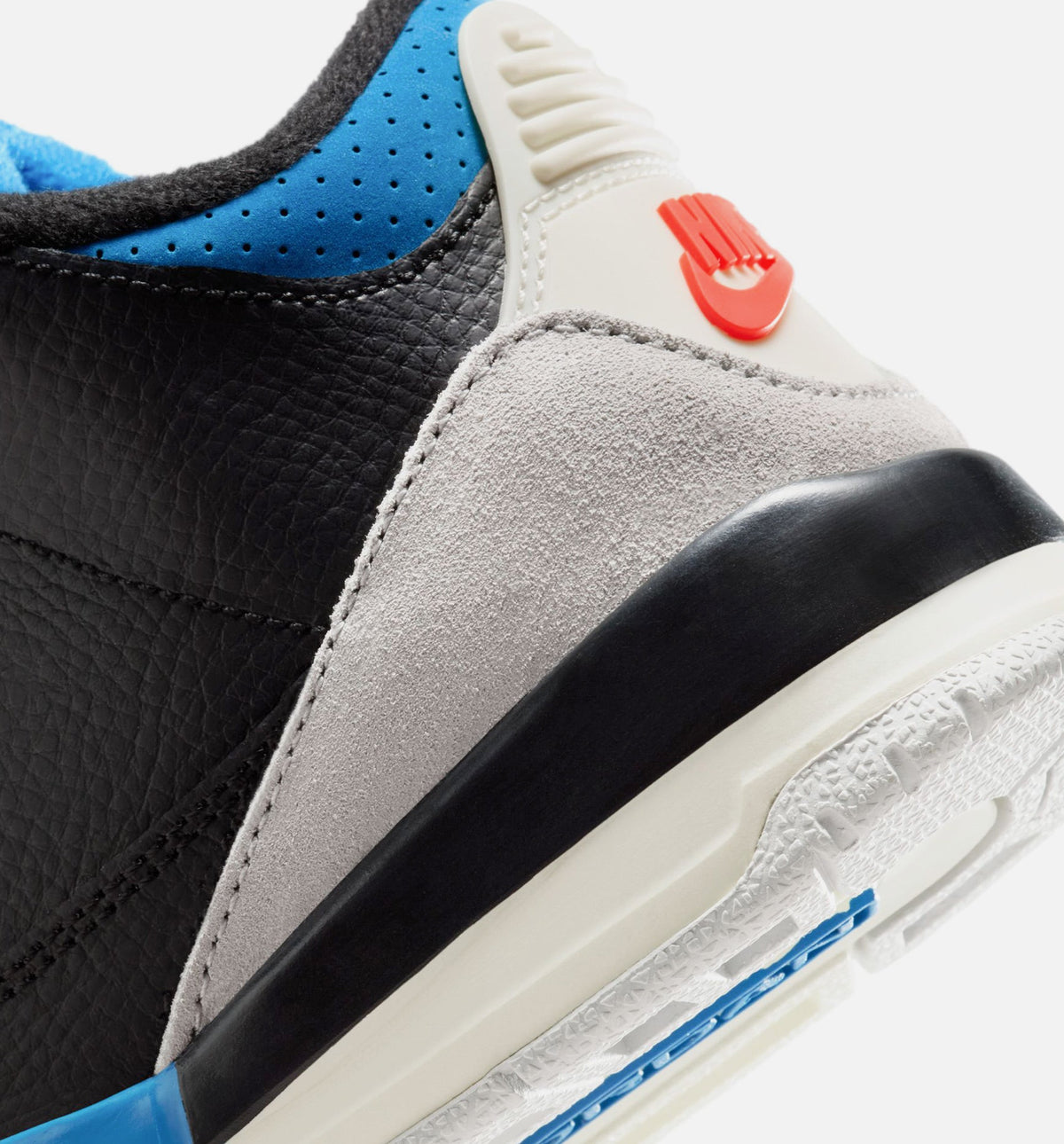 Air Jordan 3 Retro OG Rare Air – Preschool Lifestyle Shoe in Black/Chile Red/Neutral Grey
